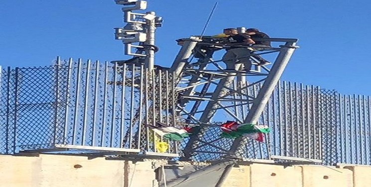 لبنانی‌ها پرچم فلسطین را بر فراز دیوار بتنی در مرز با فلسطین اشغالی به اهتزاز درآوردند