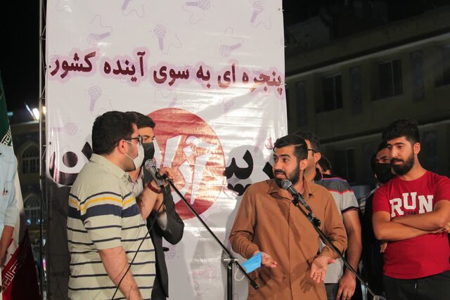 مردم در میدان آستانه قم نظرات خود را نسبت به شرایط کشور بیان کردند