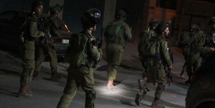 نظامیان صهیونیست به دنبال فرد تیرانداز؛ دهها فلسطینی بازداشت شدند
