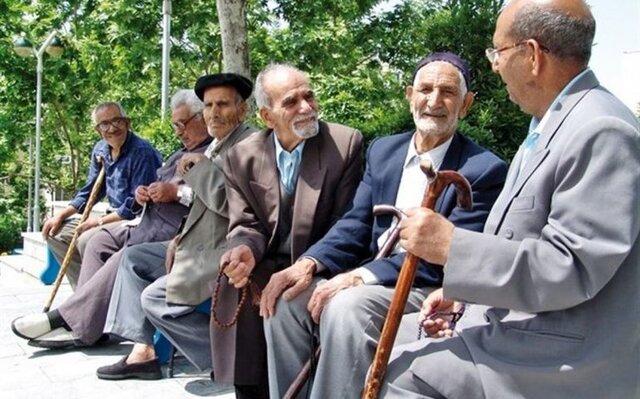 هزینه درمانی ۶۵ سال به بالاها ۳.۷ برابر سایرین است/لزوم توجه بیمه ها به “سیاهچاله سالمندی”
