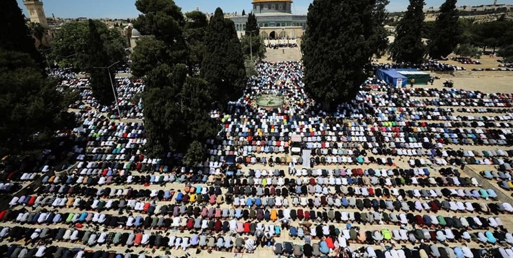 ۷۰ هزار فلسطینی آخرین نماز جمعه ماه مبارک رمضان را در مسجد الاقصی برپا کردند