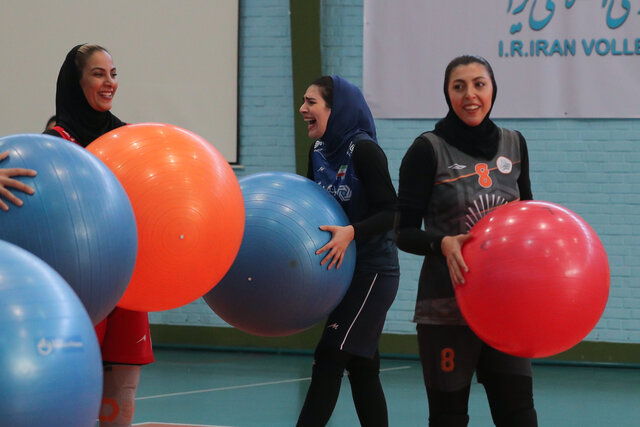 تصویری عجیب از والیبال زنان/ تیم ملی رنگارنگ شد!