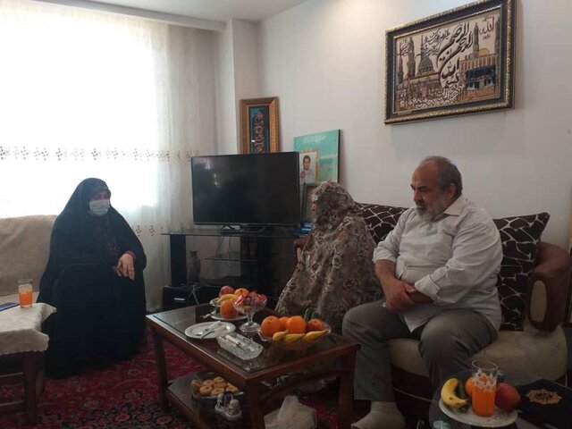 دیدار نماینده تهران با یکی از خانواده‌های شهدای حمله تروریستی به مجلس