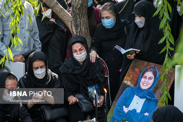 مراسم سومین روز وداع با خبرنگار ایسنا بر سر مزارش برگزار شد مراسم سومین روز وداع با خبرنگار ایسنا بر سر مزارش برگزار شد