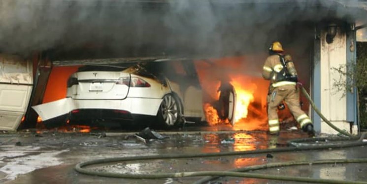 نگرانی آتش نشان های آمریکایی از تبعات آتش سوزی خودروهای برقی