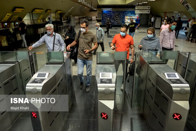 ازدحام مسافر در مترو به دلیل عدم رعایت مصوبات ستاد کرونا در ایام قرنطینه ابلاغی