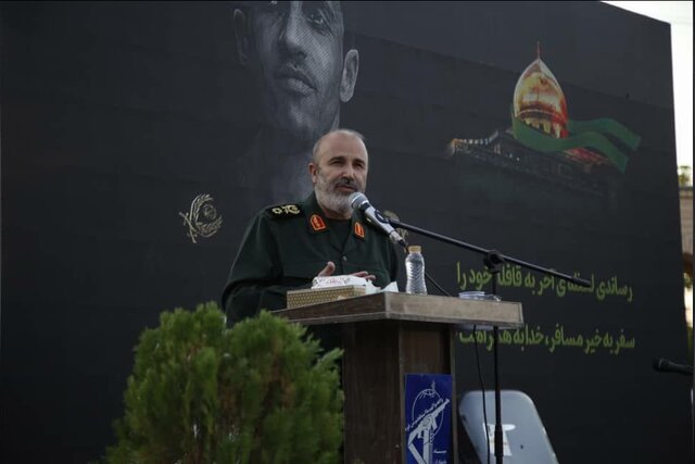 با عزت در مقابل دشمنان ایستادگی خواهیم کرد