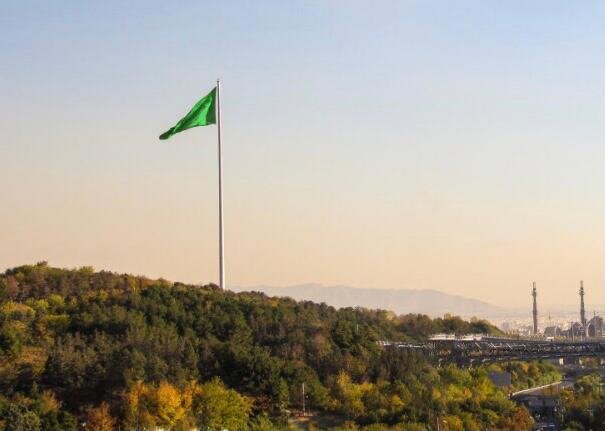 بزرگترین پرچم کشور در شب عید غدیر سبز شد