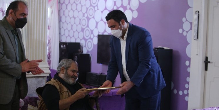 به مناسبت روز قلم «عباس خوش‌عمل» گواهینامه درجه یک هنری گرفت