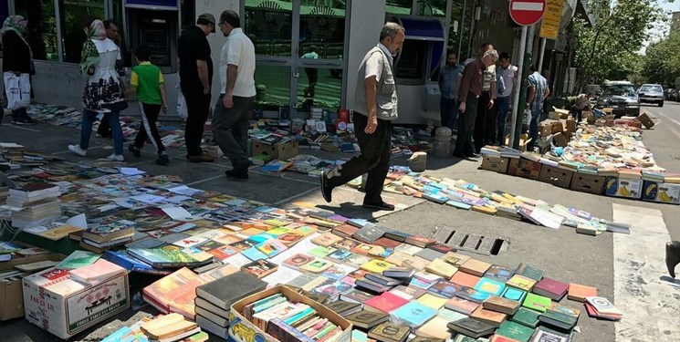 توصیه یک ناشربه مخاطبان: از دستفروشان خیابانی کتاب نخرید