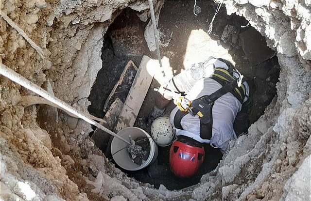 نجات کارگر مدفون شده در زیر آوار چاه