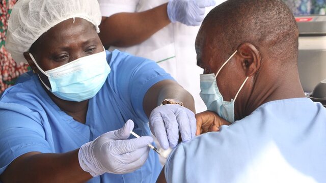 کادر درمان در روند واکسیناسیون جهانی علیه کرونا مورد غفلت قرار گرفته‌اند