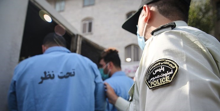 دستبند پلیس امنیت بر دستان دو شرور موتورسوار دستبند پلیس امنیت بر دستان دو شرور موتورسوار