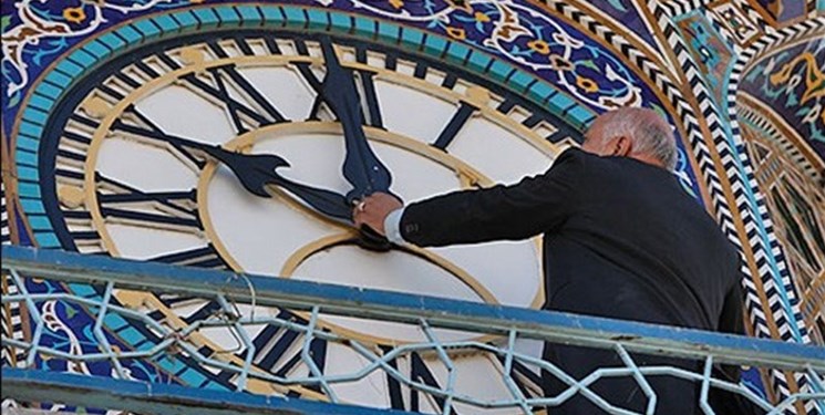 ساعت‌هایی که با دل زائران کوک می‌شوند/ ساعتی با ۱۲۶ سال قدمت در حرم رضوی+عکس