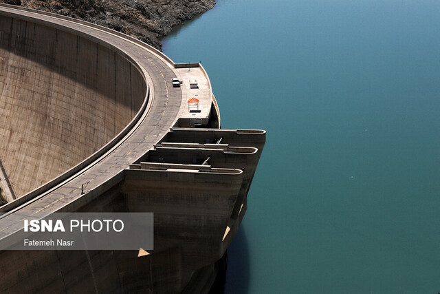 ذخیره آب سد زاینده رود تا آذرماه به نصف میزان کنونی کاهش می‌یابد
