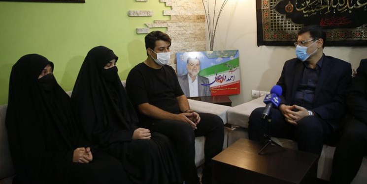 رئیس بنیاد شهید، کارش را با دیدار یک خانواده شهید مدافع سلامت شروع کرد