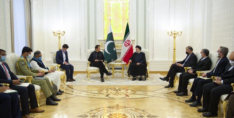 رئیسی در دیدار نخست وزیر پاکستان: ظرفیت‌های ارزشمندی برای گسترش مناسبات بین تهران و اسلام آباد وجود دارد
