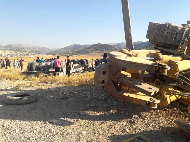 مرگ یک تن در پی واژگونی تریلر کمرشکن جلوی پلیس راه یاسوج_ شیراز مرگ یک تن در پی واژگونی تریلر کمرشکن جلوی پلیس راه یاسوج_ شیراز