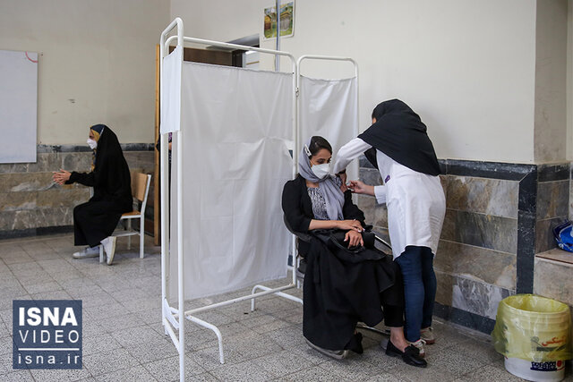 ویدئو / واکسیناسیون افراد بالای ۱۸ سال در مشهد