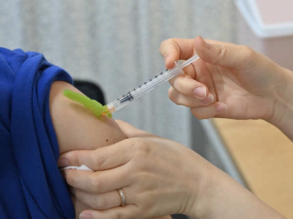 تزریق دُز سوم واکسن کرونا به افراد بالای ۷۰ سال در اسپانیا