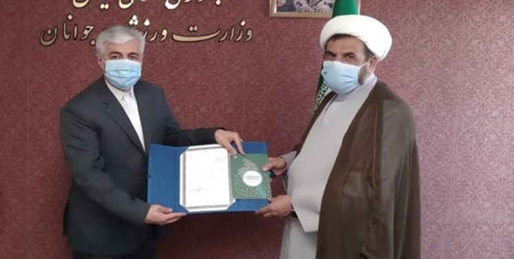 تقدیم بسته هدیه سازمان بازرسی کل کشور به وزیر ورزش تقدیم بسته هدیه سازمان بازرسی کل کشور به وزیر ورزش