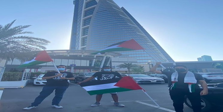 جوانان بحرینی با پرچم فلسطین مقابل سفارت رژیم صهیونیستی در منامه تجمع کردند