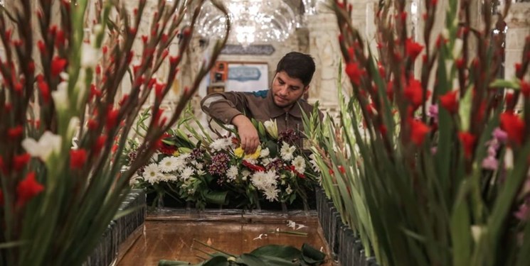 حرم امیرالمؤمنین (ع) با ۱۶۰۰ شاخه گل طبیعی تزئین شد +عکس و فیلم