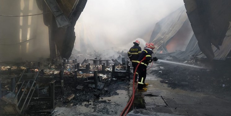 حریق در یک بارانداز ۲۰۰۰ متری در بازار بزرگ تهران حریق در یک بارانداز ۲۰۰۰ متری در بازار بزرگ تهران
