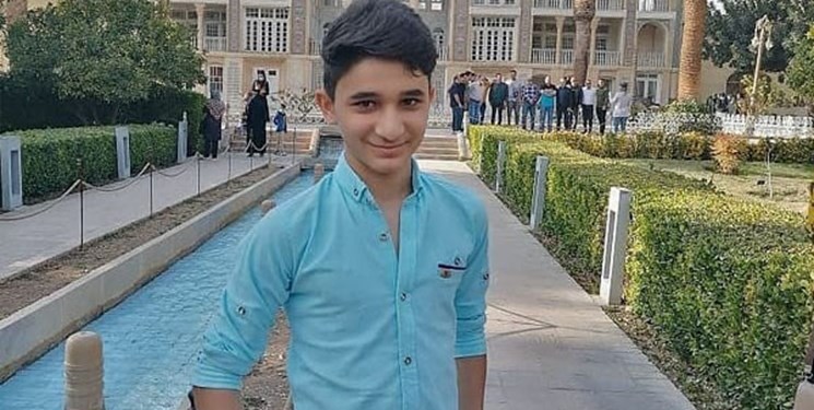 نشان فداکاری ارتش به خانواده نوجوان شهید «علی لندی» اهدا شد