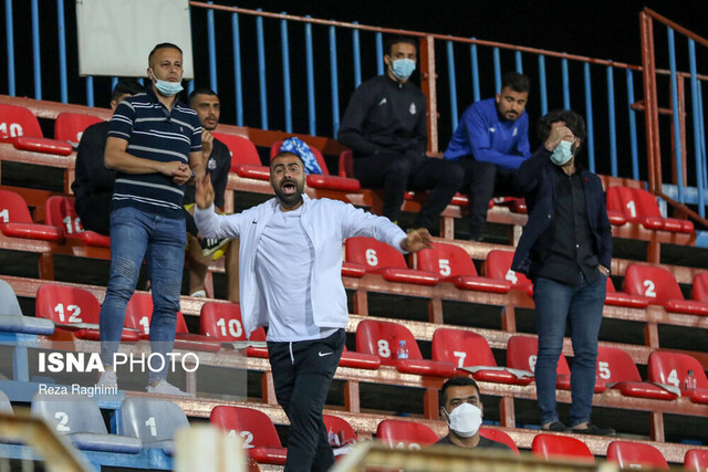 هواداران، مانع شروع بازی در لیگ یک شدند