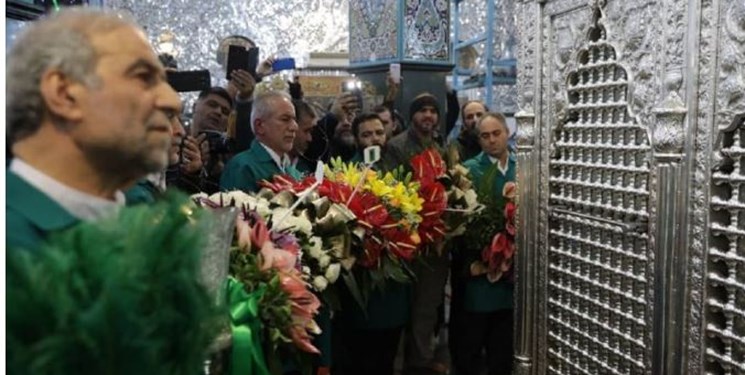 خادمان حرم رضوی ۳ هزار شاخه گل به حرم حضرت زینب فرستادند +عکس