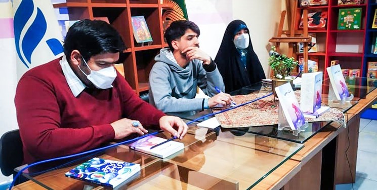 «پلنگ زخمی» بررسی شد/ پرداختن به انحرافات جنسی دوران بلوغ، موضوع مهم کتاب است