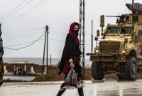 اهالی روستایی در شرق سوریه کاروان نظامیان آمریکا را اخراج کردند اهالی روستایی در شرق سوریه کاروان نظامیان آمریکا را اخراج کردند