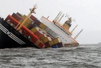 غرق شدن کشتی حامل ۷۵۰ تن سوخت در مجاورت سواحل تونس+ویدئو