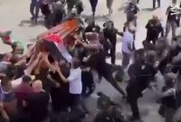 حمله وحشیانه صهیونیست‌ها به مراسم تشییع جنازه خبرنگار شبکه «الجزیره»+ویدئو