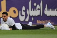 چرا دروازه‌بان استقلال پس از اعلام پنالتی اخراج نشد؟
