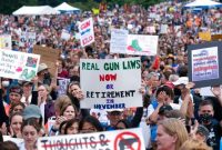 تظاهرات چند هزار نفری آمریکایی‌ها برای تشدید کنترل سلاح گرم