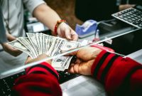 صرافی‌ها ارز صادرکنندگان را به متقاضیان بفروشند