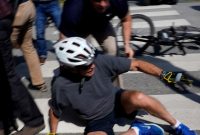 فیلم| سقوط بایدن از روی دوچرخه