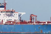 لنگراندازی کشتی غول‌پیکر در بندر یمن برای غارت نفت