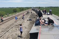 واژگونی قطار مسافری آمریکایی  در پی برخورد به کامیون کمپرسی+ فیلم و عکس