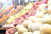 کاهش قیمت زردآلو، هلو، خیار و خربزه در میادین میوه و تره بار کاهش قیمت زردآلو، هلو، خیار و خربزه در میادین میوه و تره بار