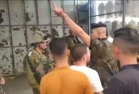یک افسر فلسطینی، جمعی از نظامیان صهیونیست را از بازار بیرون انداخت +ویدئو