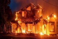 آتش زدن اقامتگاه نخست وزیر سریلانکا از سوی معترضان +فیلم