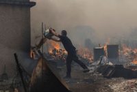 آتش سوزی جزیره توریستی یونان را خالی از سکنه کرد