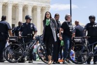 بازداشت ۱۶ قانون گذار آمریکایی در تجمع اعتراض آمیز مقابل ساختمان کنگره