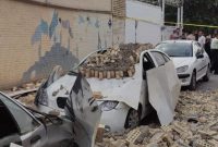ریختن نمای دیوار در رهنان اصفهان به ۵ خودرو خسارت وارد کرد