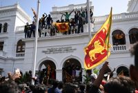 معترضان سریلانکایی کاخ ریاست جمهوری را ترک می کنند