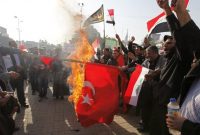 پایین کشیدن پرچم ترکیه از سفارت این کشور در بغداد+ فیلم