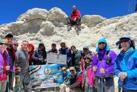 کوهنوردان شیراز قله دماوند را فتح کردند